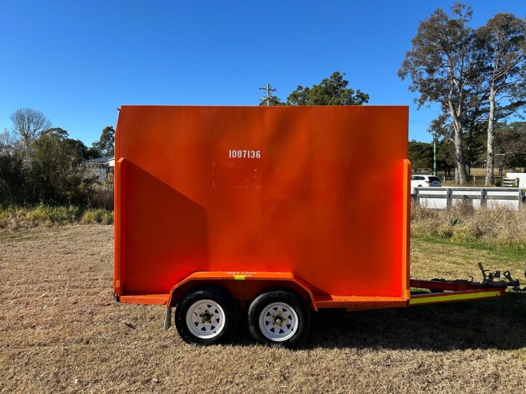 Side view of Stafford’s enclosed hire trailer available in Kalaru – weatherproof and secure for moving or equipment transport.
